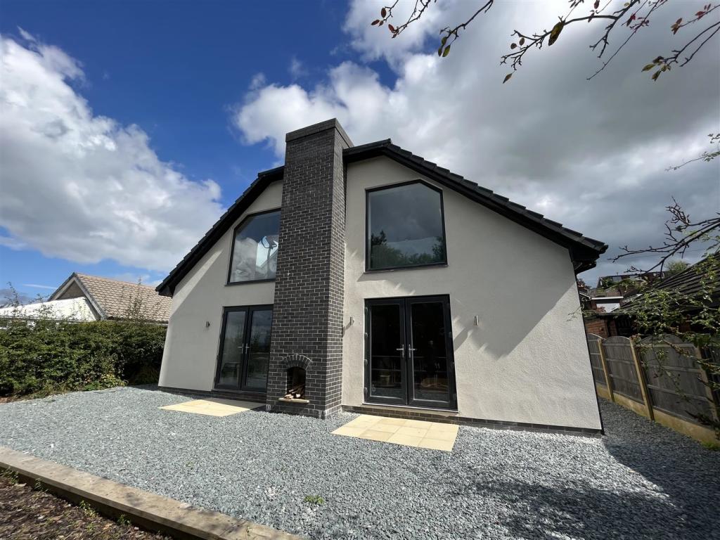 4 bedroom detached house for sale in Blackthorne Road, Gee Cross, Hyde