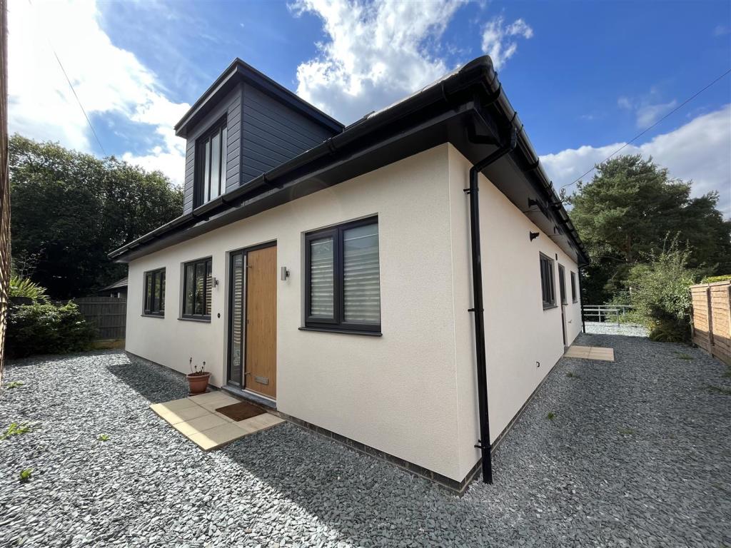 4 bedroom detached house for sale in Blackthorne Road, Gee Cross, Hyde
