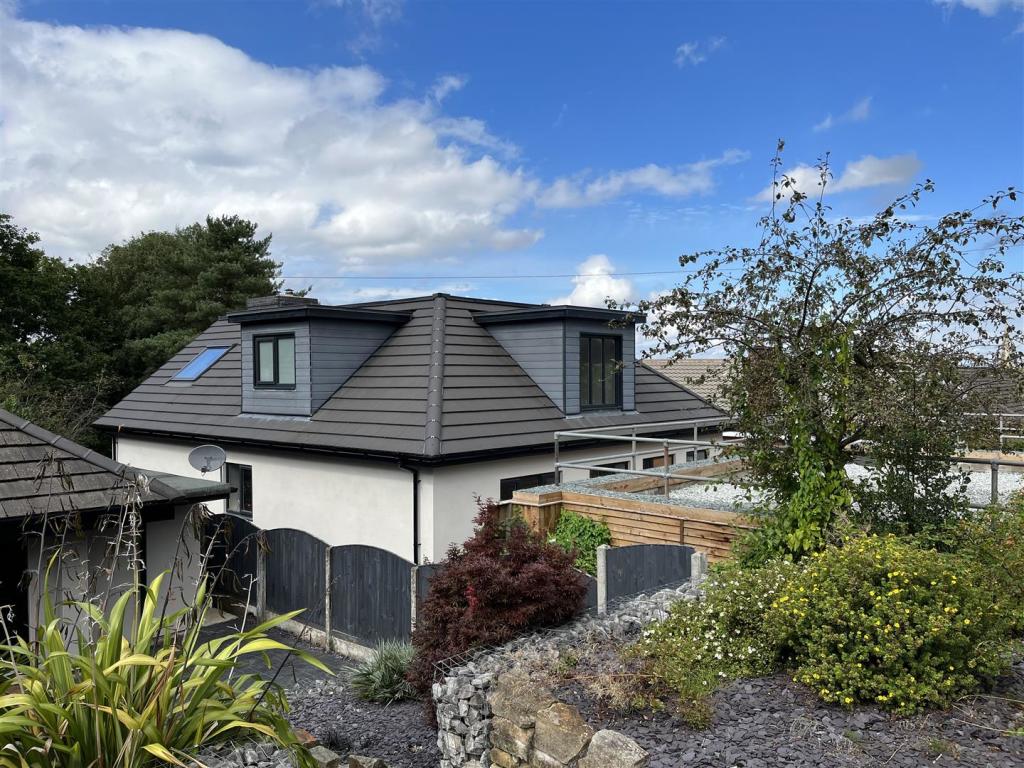 4 bedroom detached house for sale in Blackthorne Road, Gee Cross, Hyde