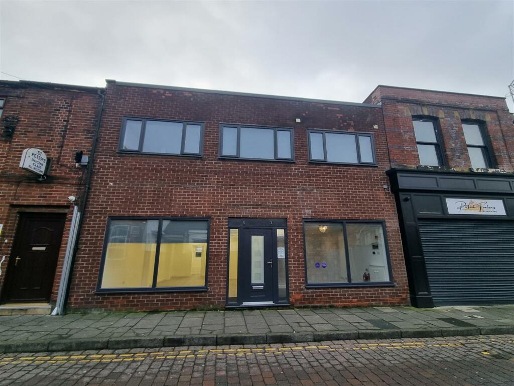Commercial property for rent in Corporation Street, Stalybridge, SK15