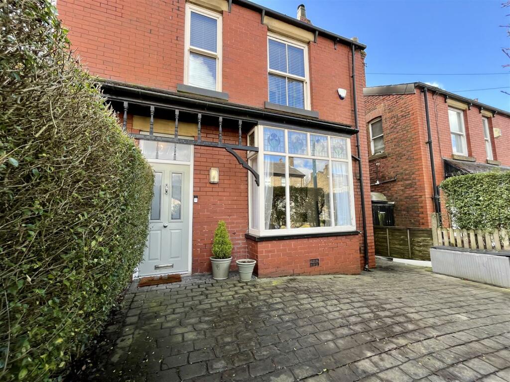 4 bedroom semidetached house for sale in Mottram Road, Matley
