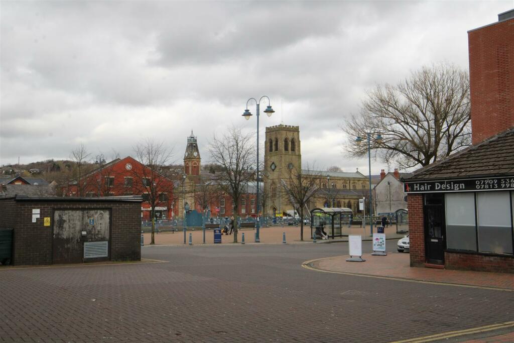 5 bedroom detached house for sale in Shops & Apartments Melbourne