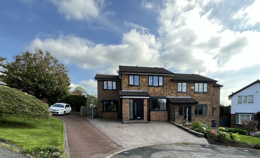4 bedroom semidetached house for sale in Oakcroft, Stalybridge, SK15
