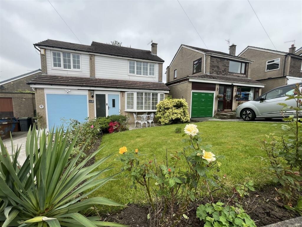 3 bedroom detached house for sale in Lee Vale Drive, Charlesworth