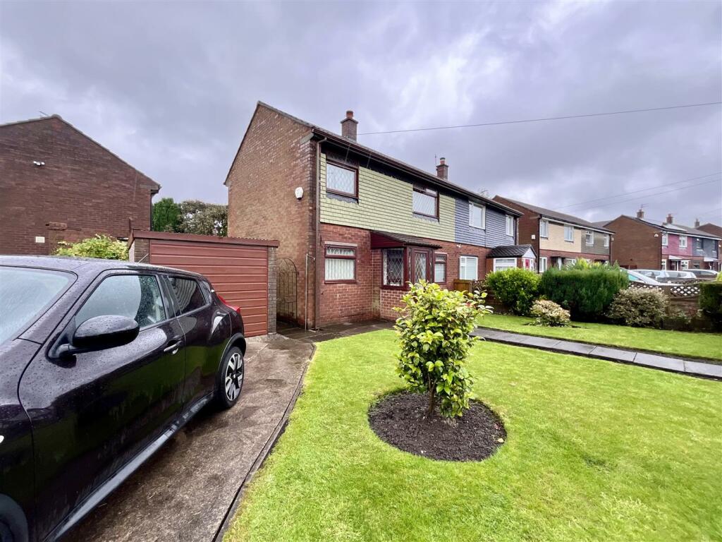 3 bedroom semidetached house for sale in School Crescent, Stalybridge