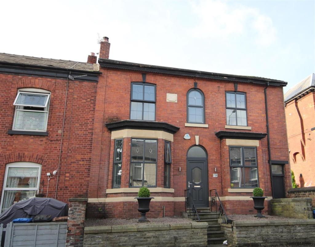 4 bedroom end of terrace house for sale in Mottram Road, Hyde, SK14