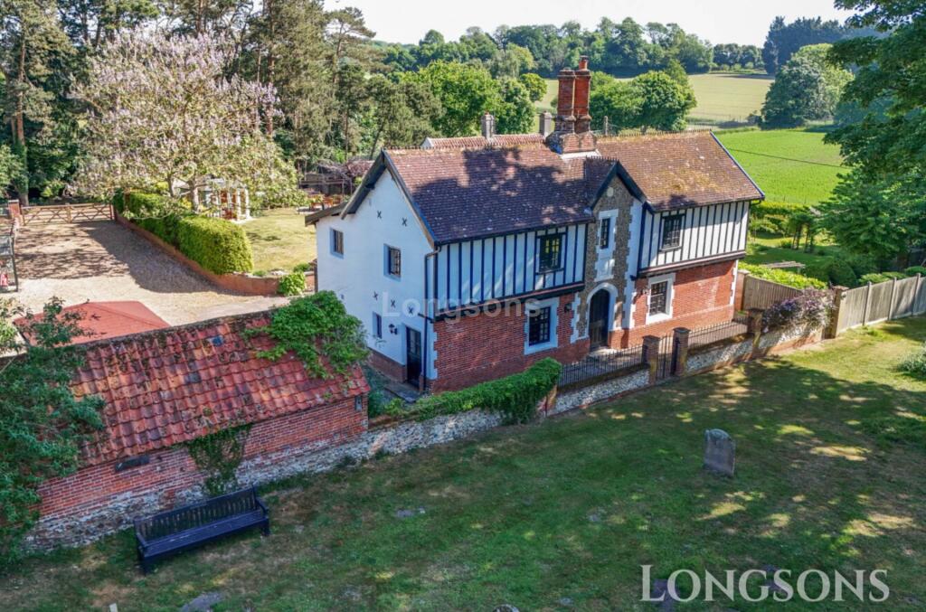 5 bedroom detached house