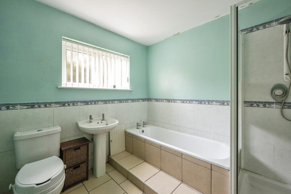 3 bedroom detached house for sale in Bowlease Gardens, Doncaster, South