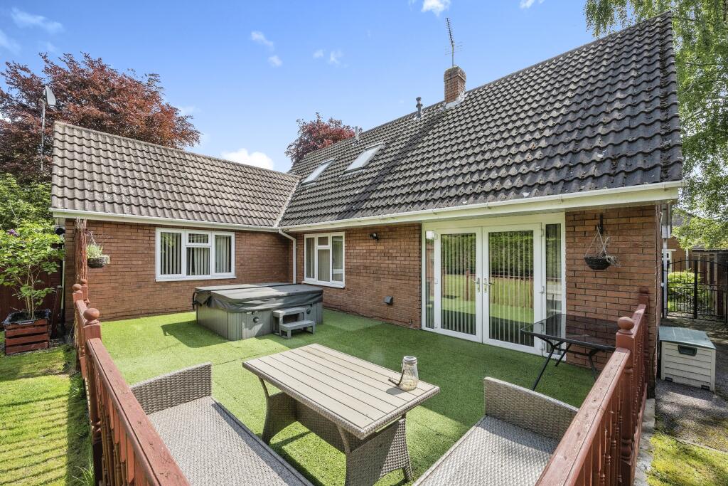 3 bedroom detached house for sale in Bowlease Gardens, Doncaster, South