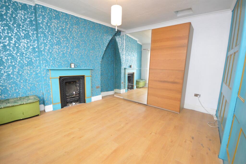 4 bedroom terraced house for sale in Green Lane, Heaton Norris