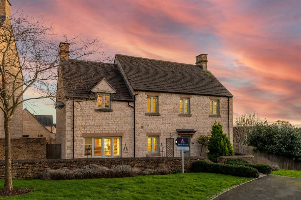 5 bedroom detached house for sale in Corinium Via Cirencester, GL7
