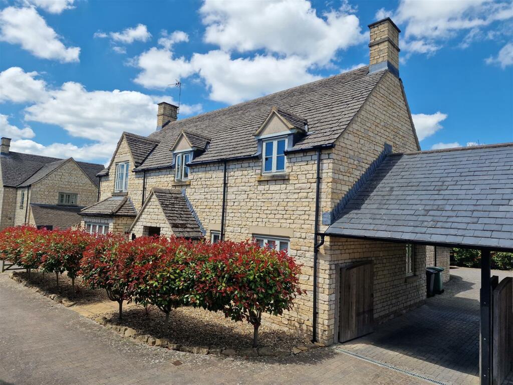 5 bedroom detached house for sale in Hyde Close Corinium Via