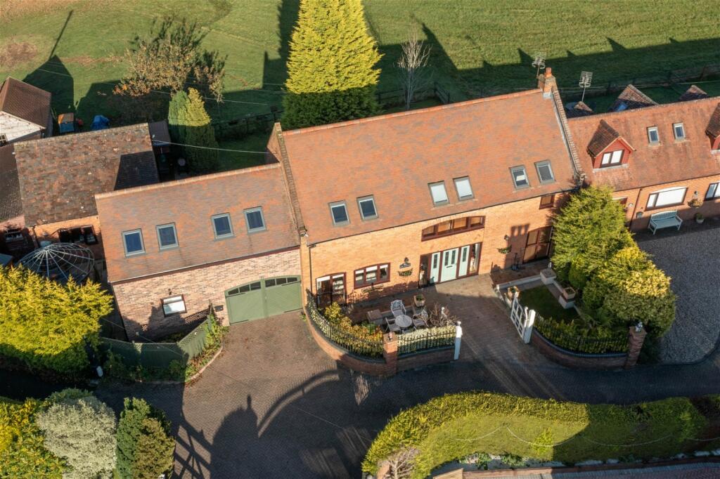 3 bedroom barn conversion for sale in Old Birmingham Road, Marlbrook