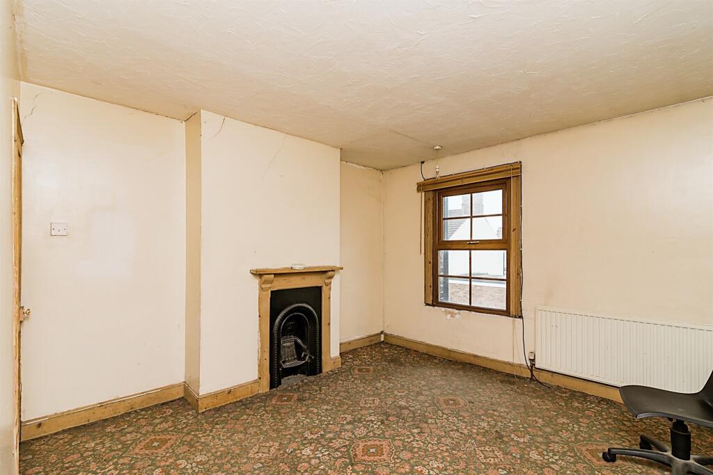 2 bedroom terraced house for sale in Cambridge Road, Lowestoft, NR32