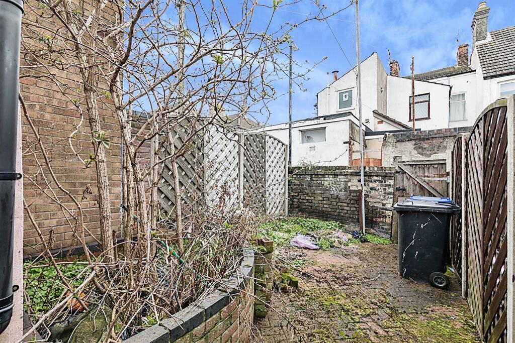 2 bedroom terraced house for sale in Cambridge Road, Lowestoft, NR32