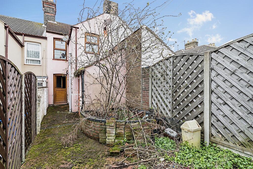 2 bedroom terraced house for sale in Cambridge Road, Lowestoft, NR32