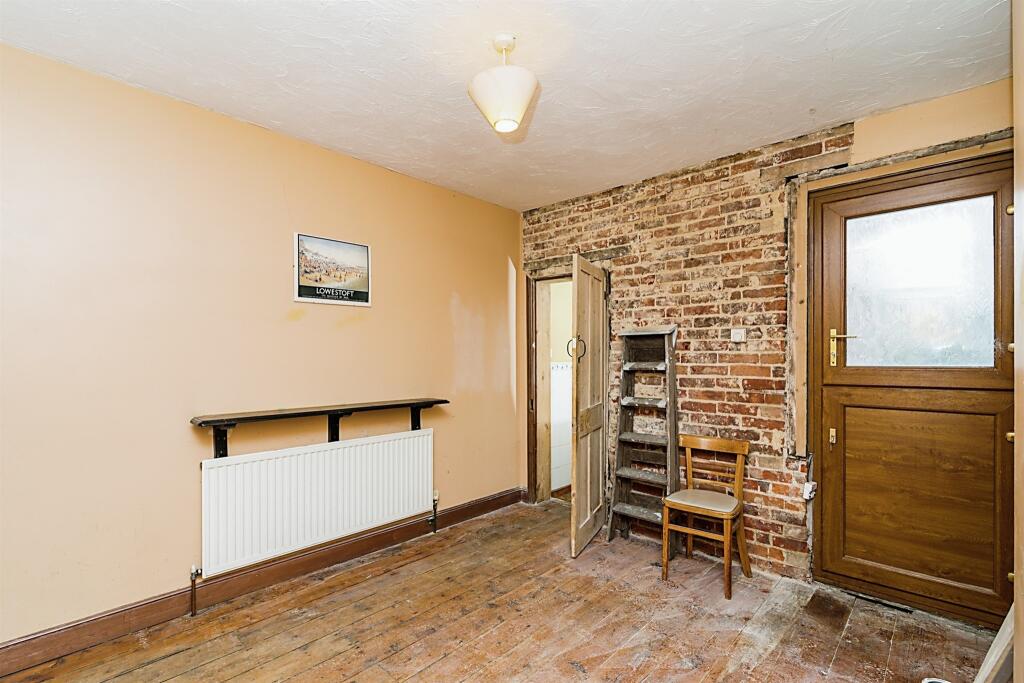 2 bedroom terraced house for sale in Cambridge Road, Lowestoft, NR32