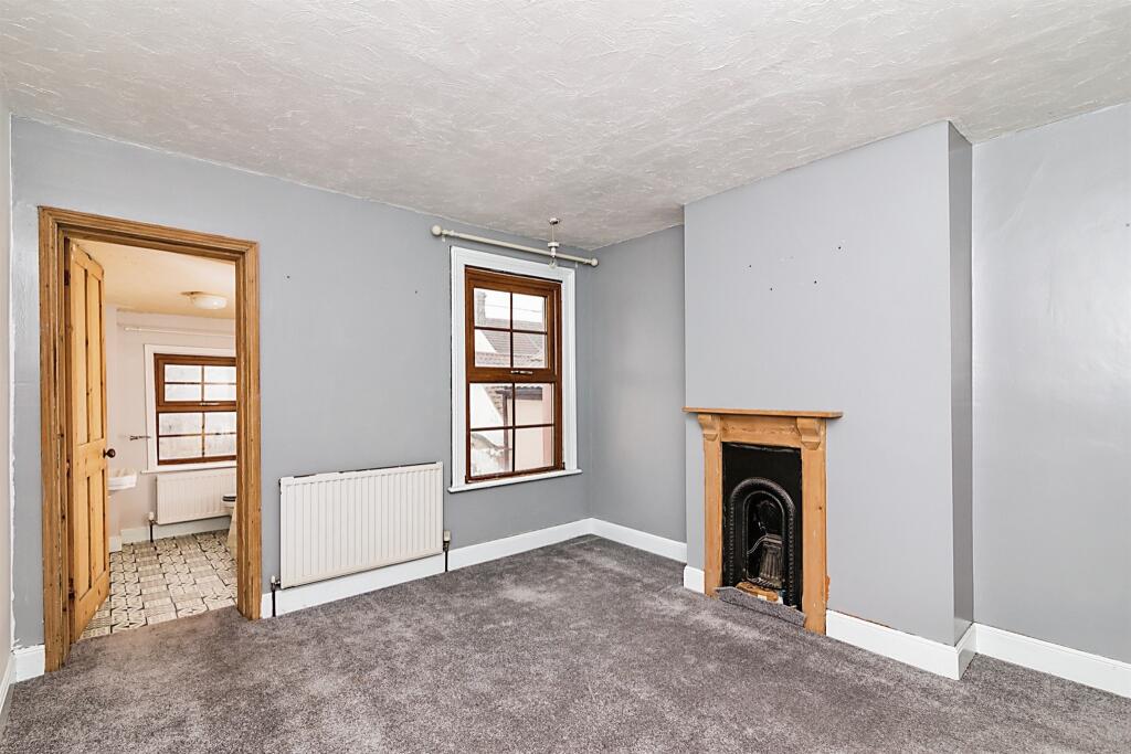 2 bedroom terraced house for sale in Cambridge Road, Lowestoft, NR32