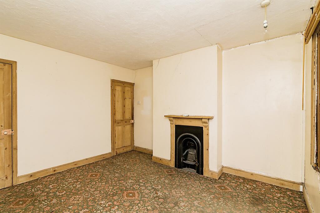 2 bedroom terraced house for sale in Cambridge Road, Lowestoft, NR32