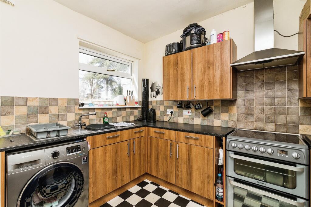 3 bedroom semidetached house for sale in Enstone Road, Lowestoft, NR33