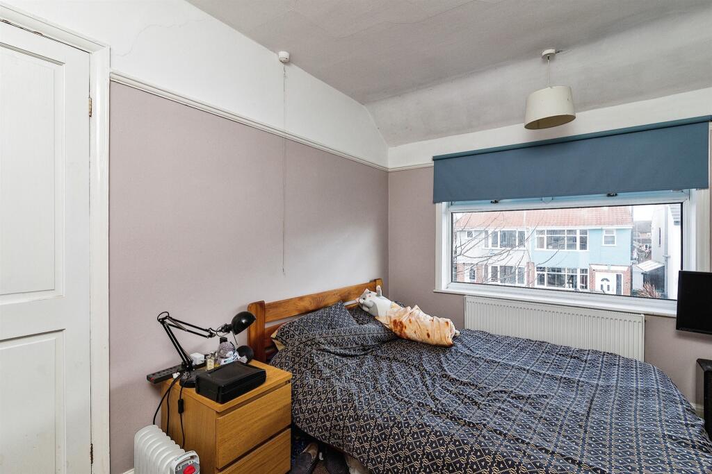 3 bedroom semidetached house for sale in Enstone Road, Lowestoft, NR33