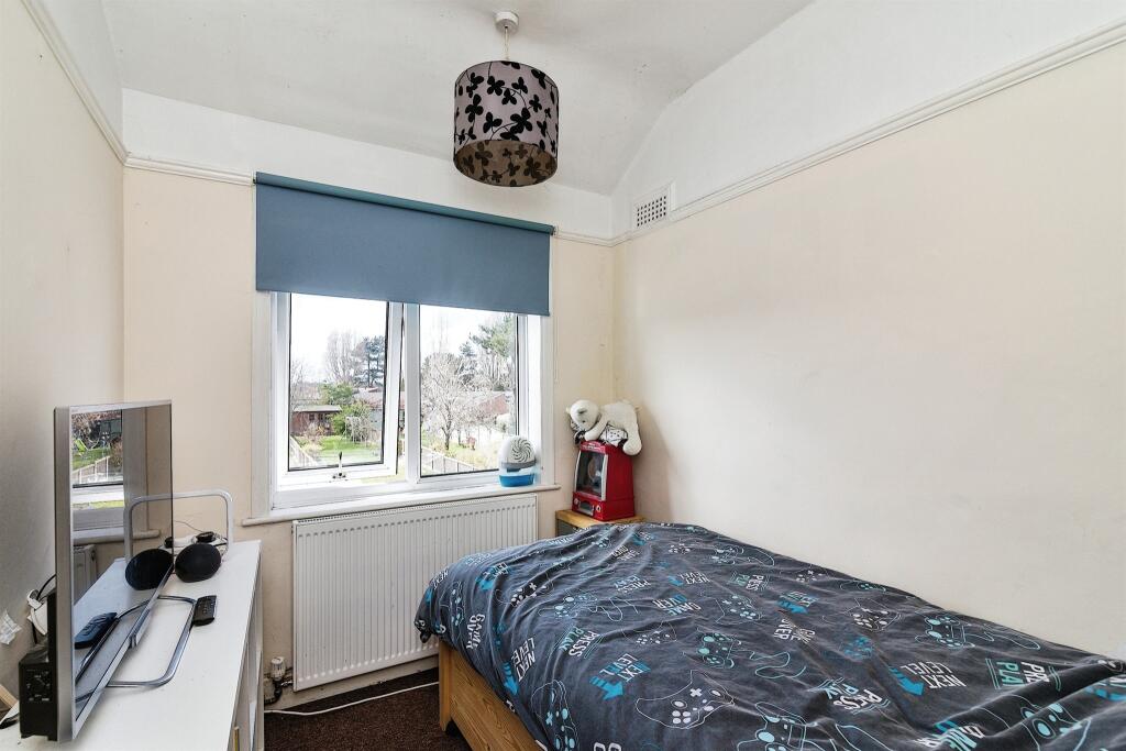 3 bedroom semidetached house for sale in Enstone Road, Lowestoft, NR33