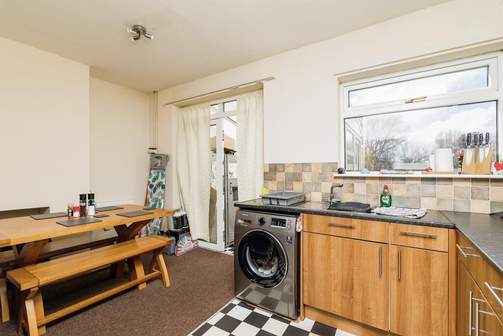 3 bedroom semidetached house for sale in Enstone Road, Lowestoft, NR33