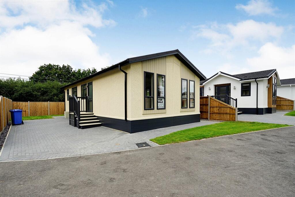 2 bedroom park home for sale in Highgrove Close, Lowestoft, NR32