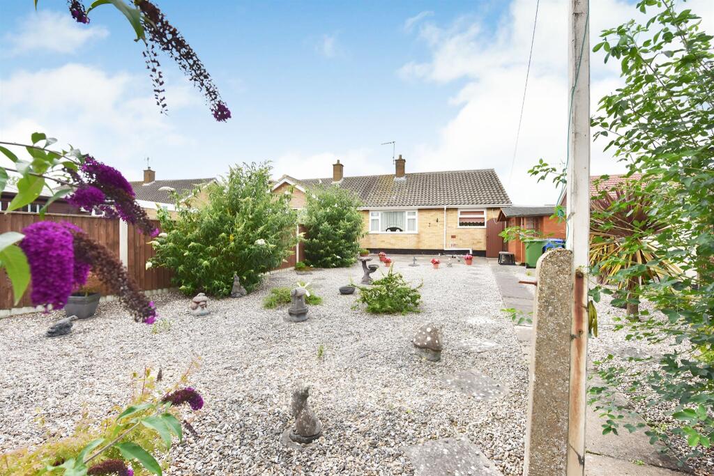 2 bedroom semidetached bungalow for sale in Pinewood Avenue, Lowestoft
