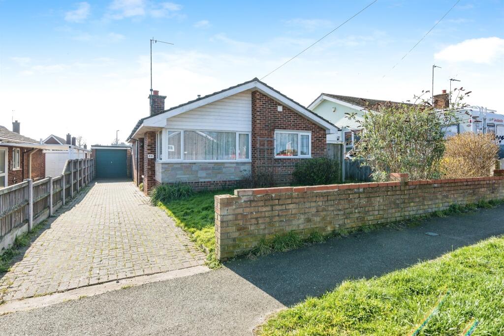 3 bedroom detached bungalow for sale in Hall Road, Kessingland