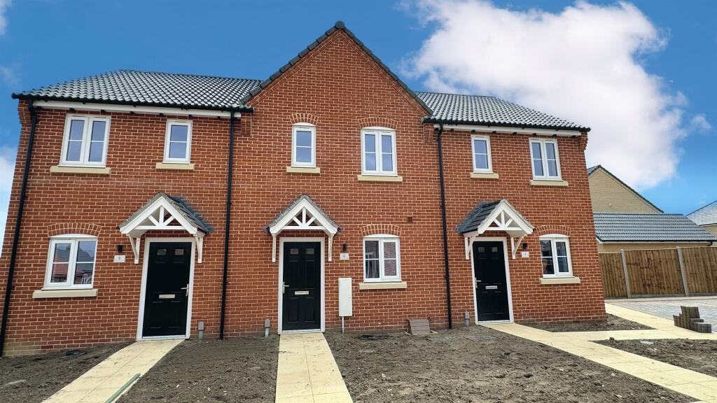 2 bedroom end of terrace house for sale in Barn Owl Close, Wrentham