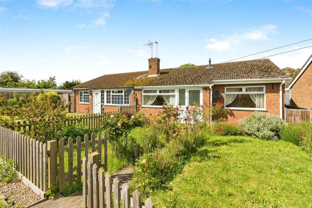 2 bedroom semidetached bungalow for sale in Lloyds Avenue, Kessingland