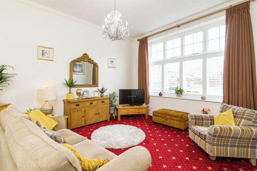 2 bedroom ground floor flat for sale in Kirkley Cliff Road, Lowestoft, NR33