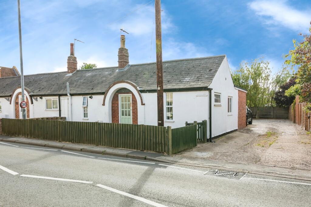 3 bedroom terraced bungalow for sale in Oulton Street, Oulton