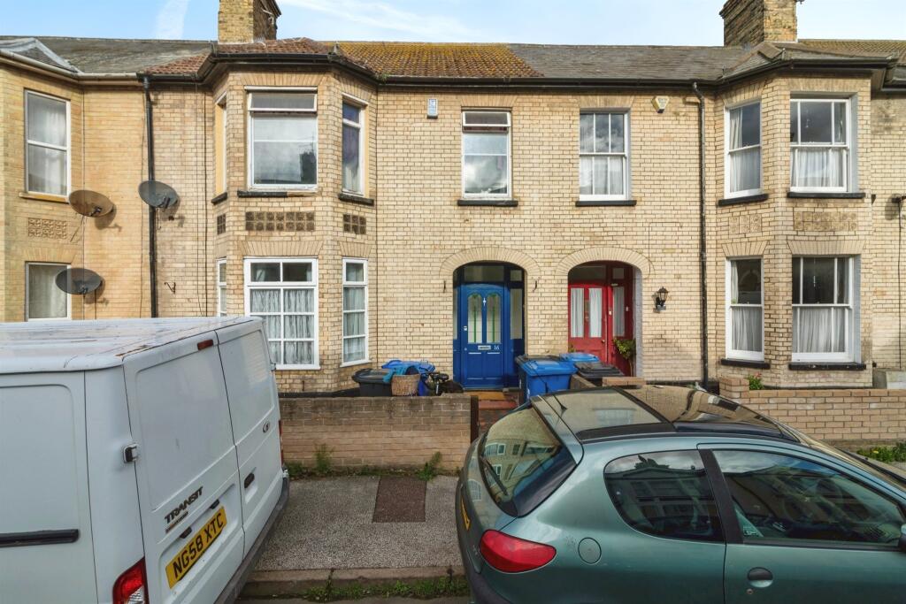 3 bedroom flat for sale in Windsor Road, Lowestoft, NR33