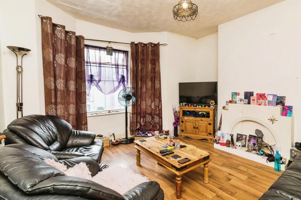 3 bedroom flat for sale in Windsor Road, Lowestoft, NR33