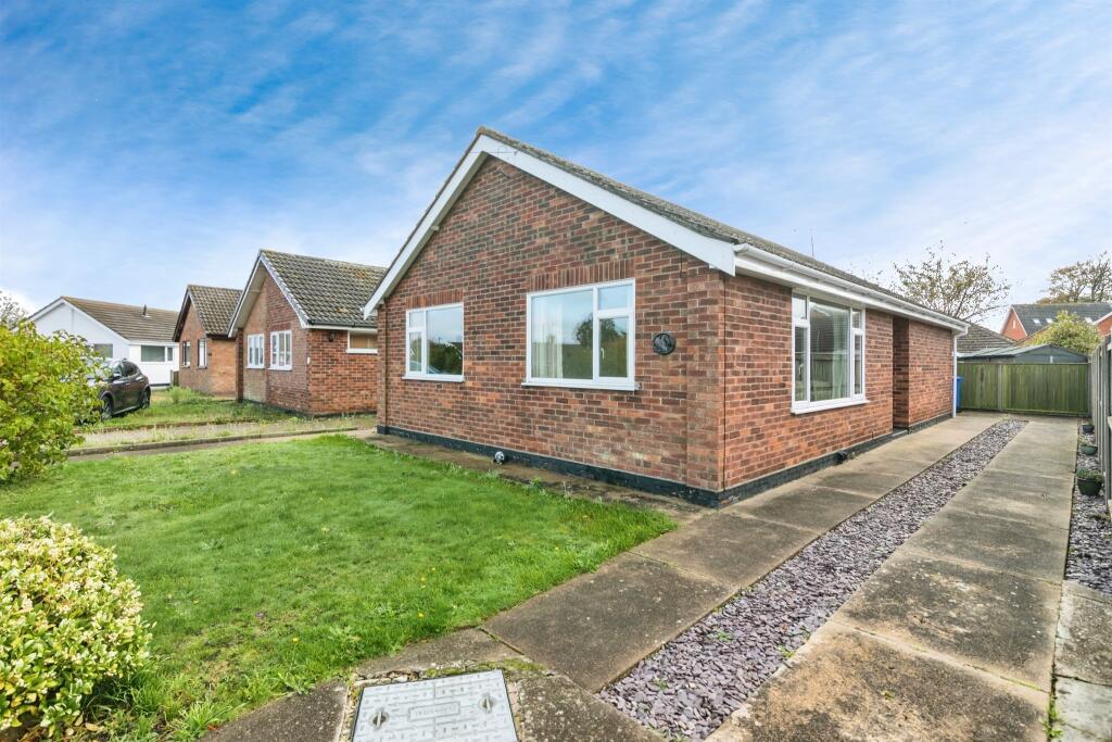 2 bedroom detached bungalow for sale in Greenacre Crescent, Lowestoft, NR32