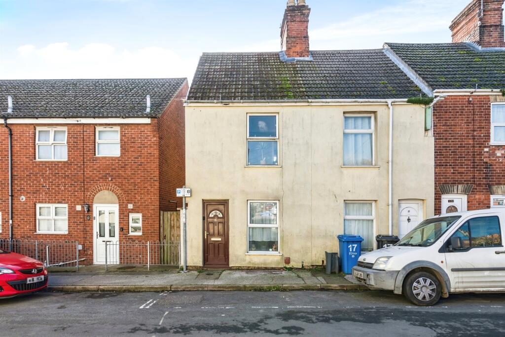 3 bedroom end of terrace house for sale in Roman Road, Lowestoft, NR32