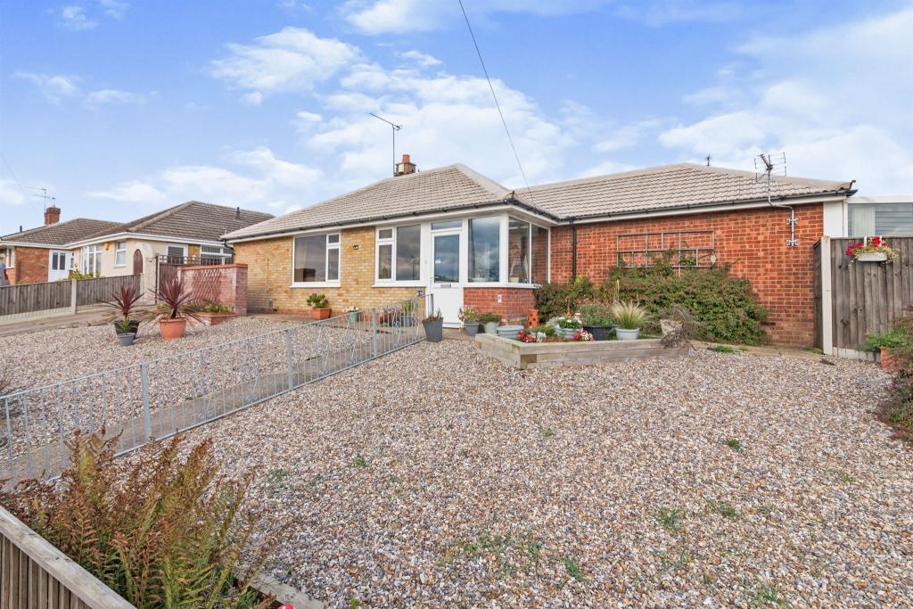 2 bedroom detached bungalow for sale in Claydon Drive, Lowestoft, NR32