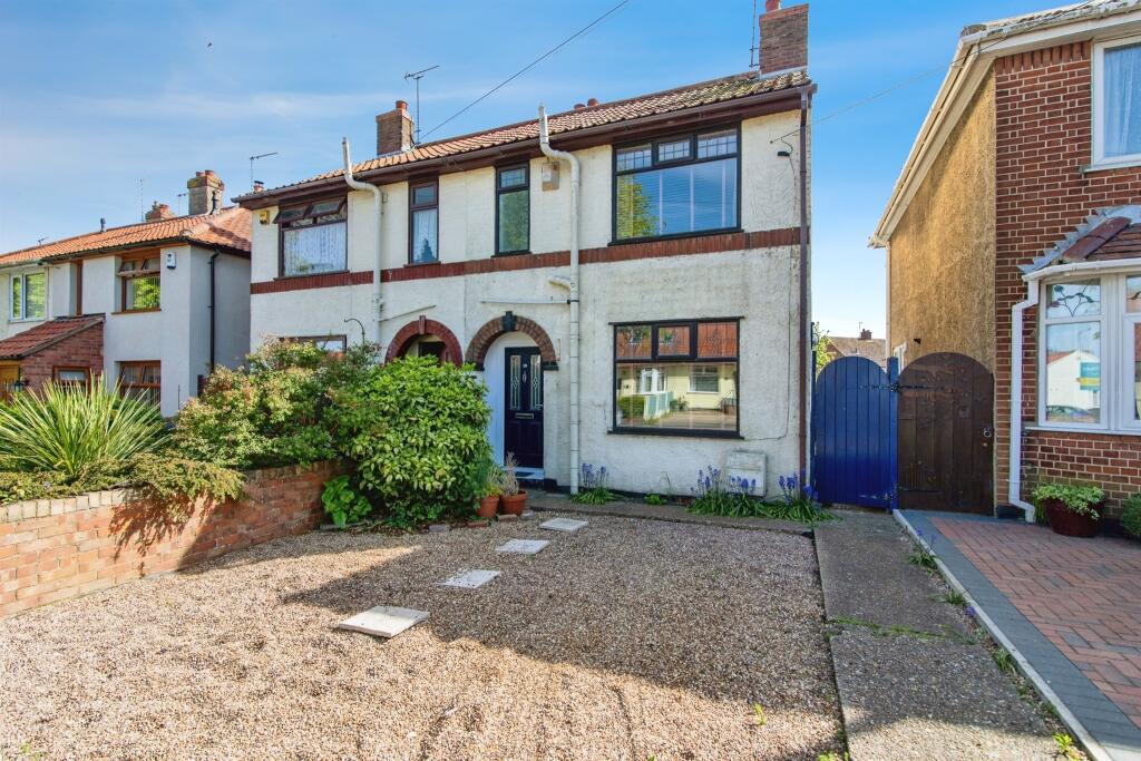 3 bedroom semidetached house for sale in Edgerton Road, Lowestoft, NR33