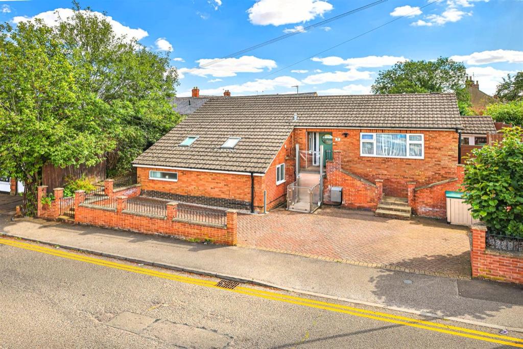 4 bedroom detached house for sale in Pioneer Avenue, Burton Latimer,NN15