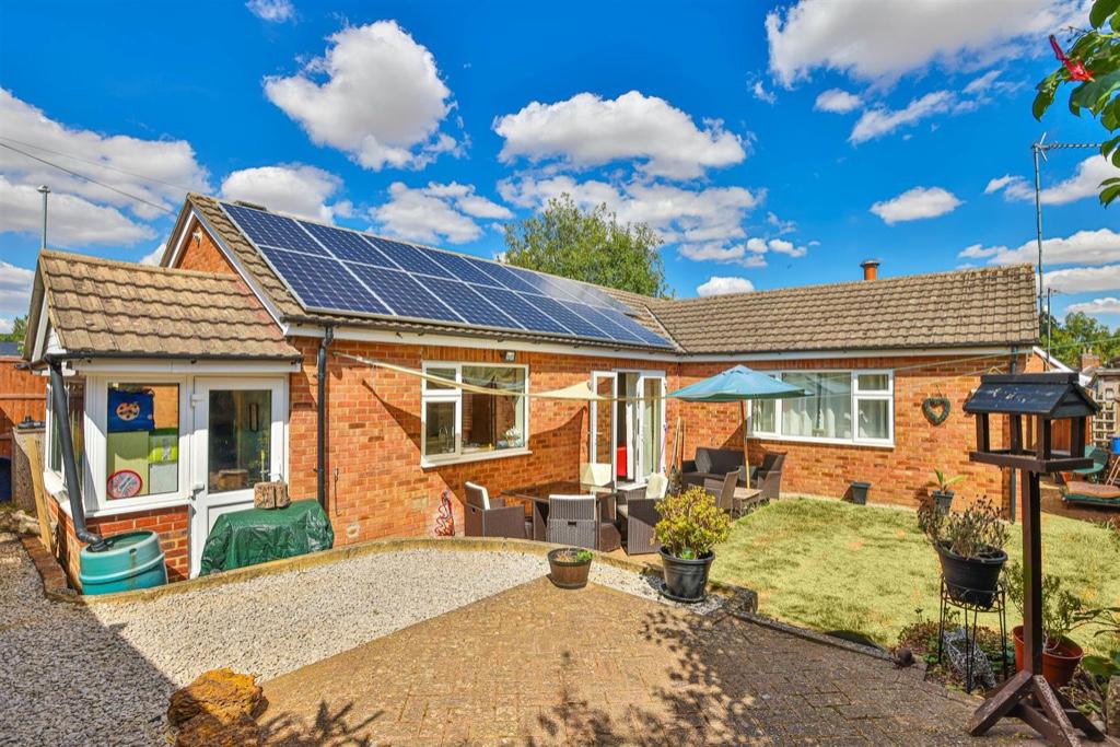 4 bedroom detached house for sale in Pioneer Avenue, Burton Latimer,NN15