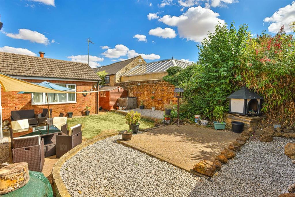 4 bedroom detached house for sale in Pioneer Avenue, Burton Latimer,NN15