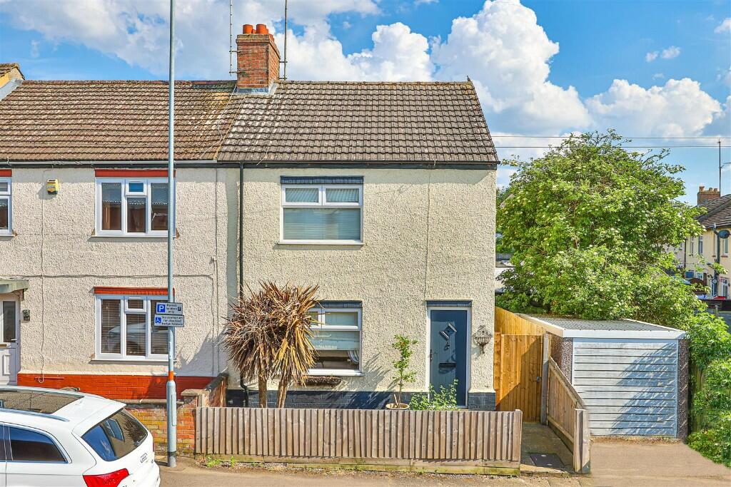 2 bedroom end of terrace house for sale in Trafalgar Road, Kettering
