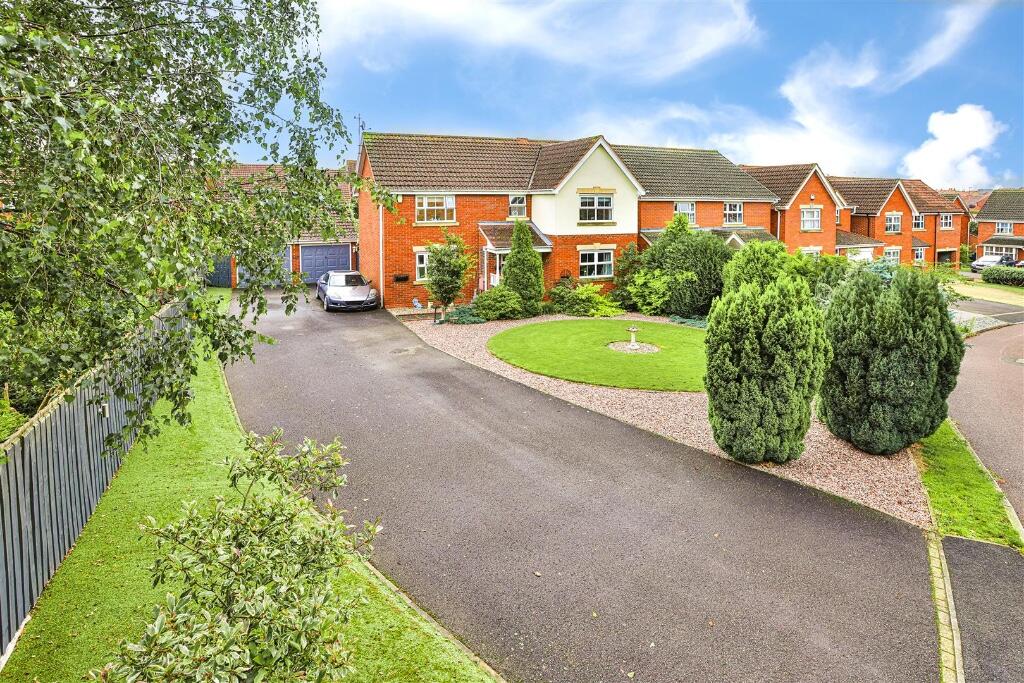 4 bedroom detached house for sale in Oathill Rise, Burton Latimer, NN15