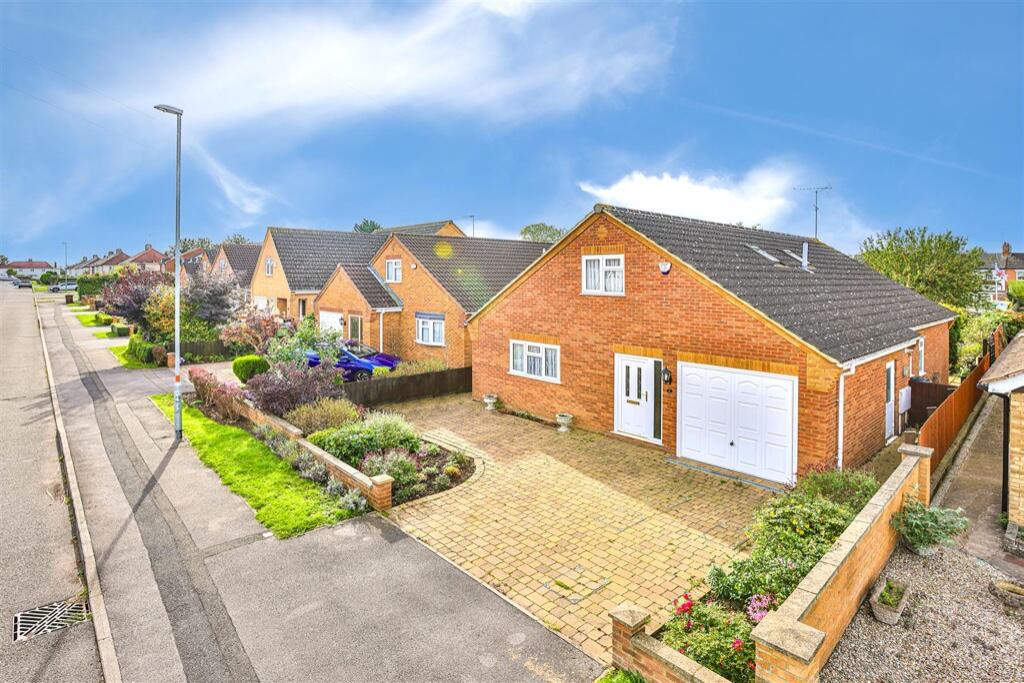 3 bedroom detached house for sale in Cromer Road, Finedon, NN9