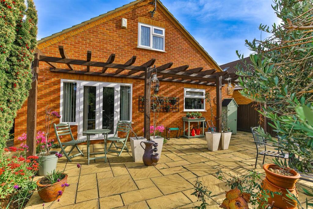 3 bedroom detached house for sale in Cromer Road, Finedon, NN9