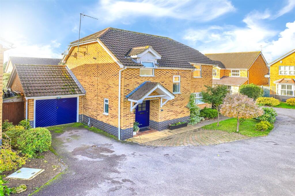 3 bedroom detached house for sale in Kimbolton Court, Thrapston, NN14