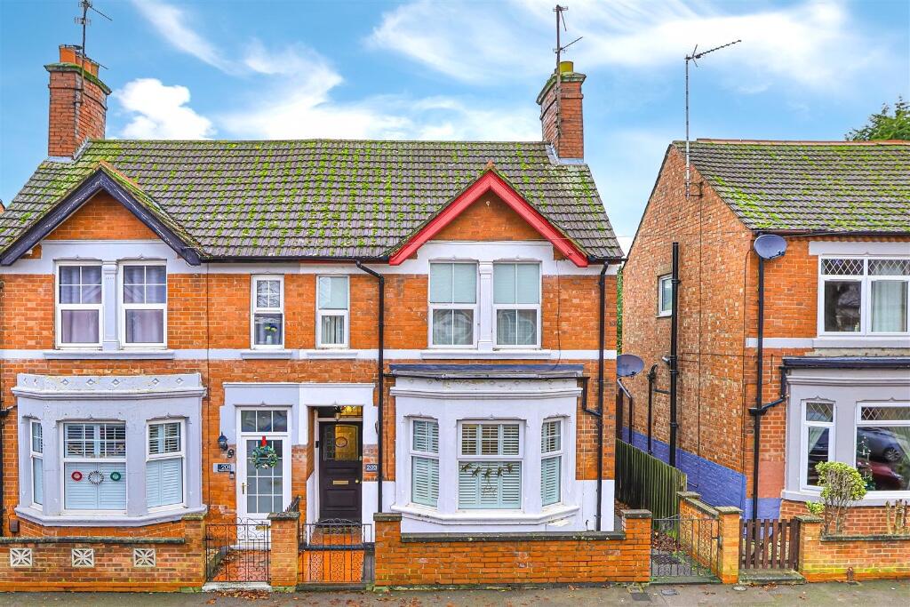 3 bedroom semi-detached house for sale in Kingsley Avenue