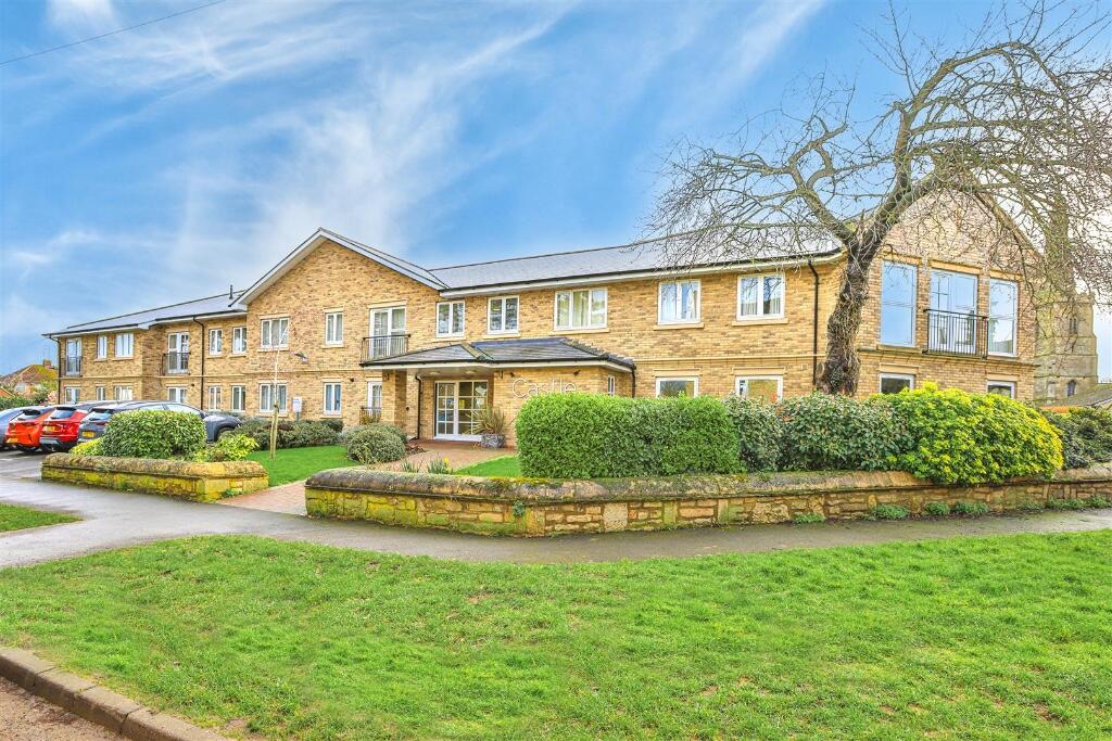 2 bedroom ground floor flat for sale in Castle Court, Chancery Lane